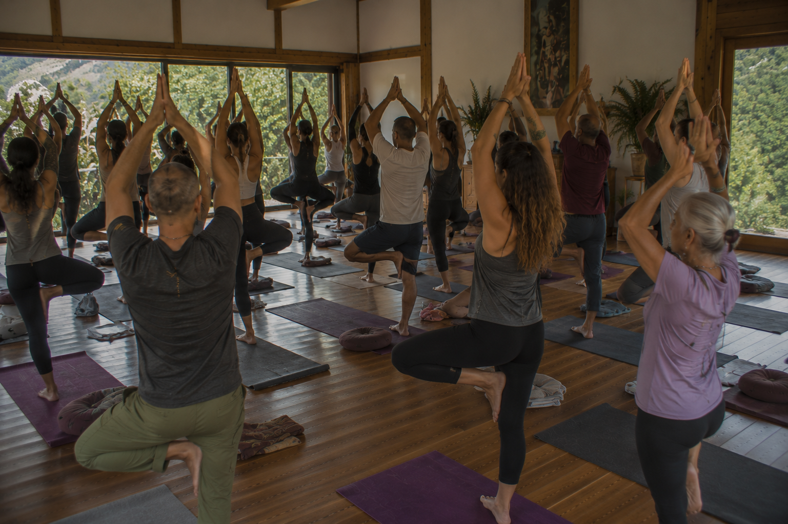 Participantes del retiro holístico de reiki disfrutando experiencias de sanación y bienestar