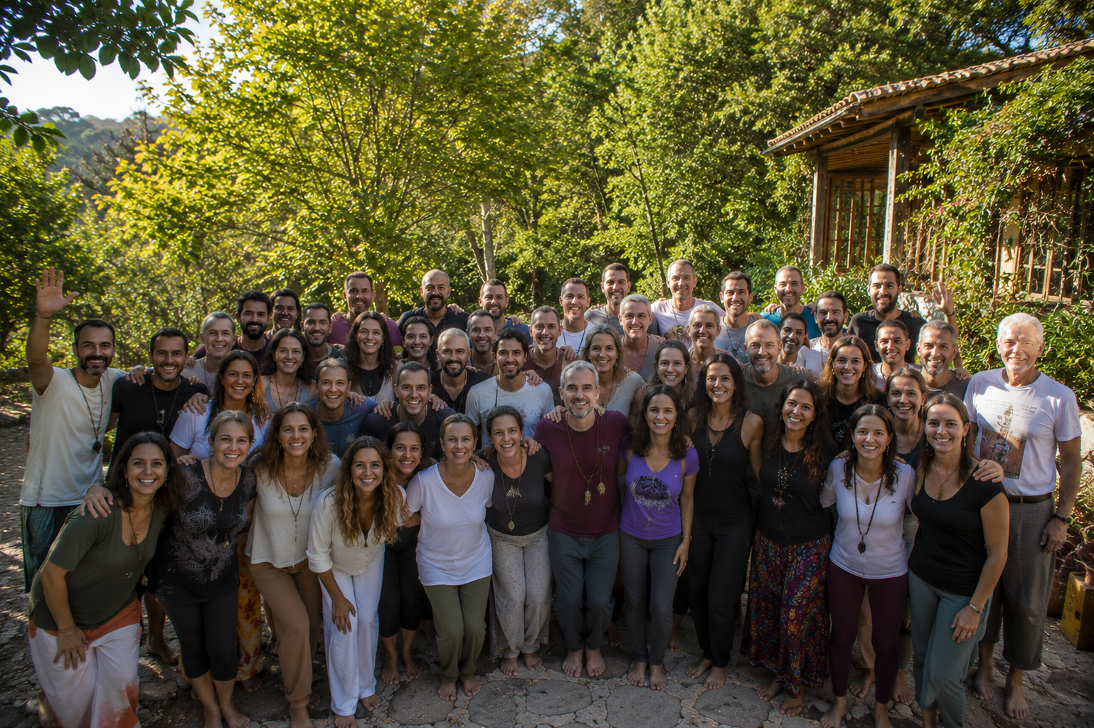 Participantes del retiro holístico de reiki disfrutando experiencias de sanación y bienestar