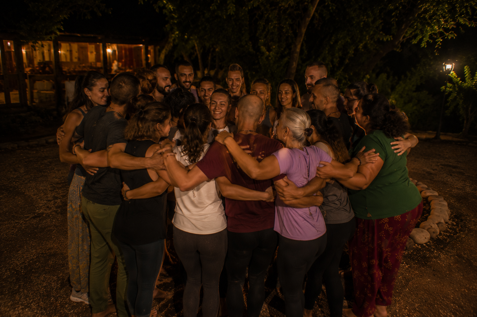 Participantes del retiro holístico de reiki disfrutando experiencias de sanación y bienestar