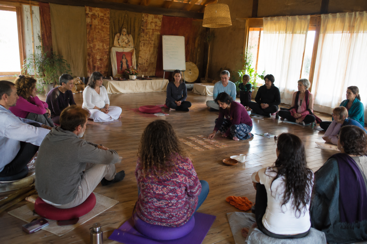 Participantes del retiro holístico de reiki disfrutando experiencias de sanación y bienestar