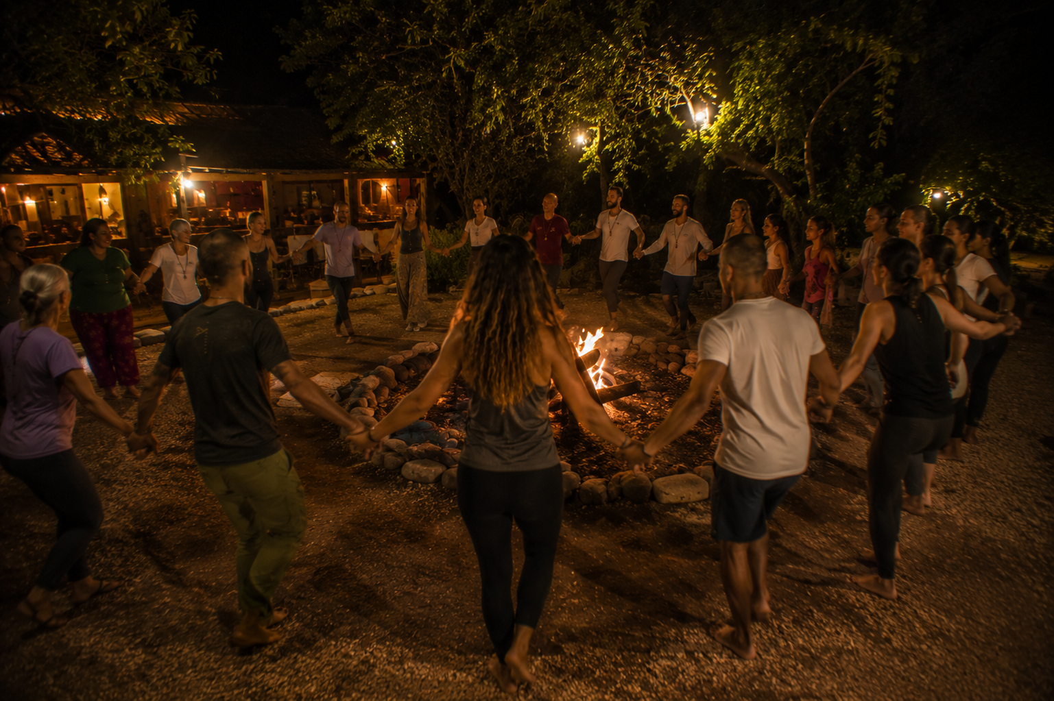 Participantes del retiro holístico de reiki disfrutando experiencias de sanación y bienestar