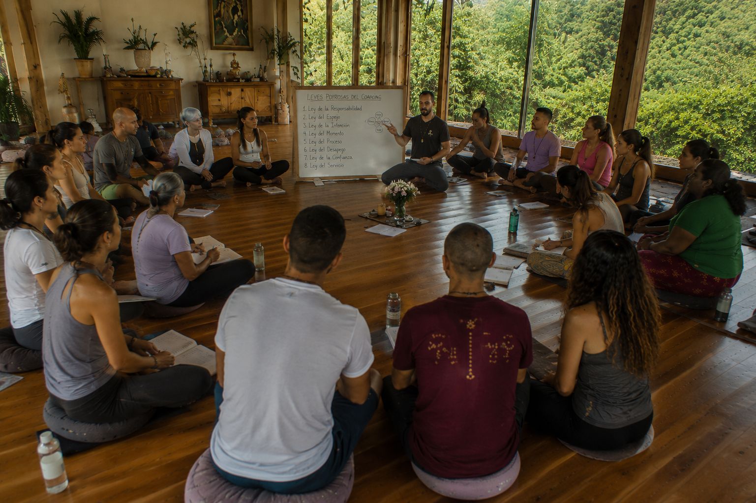 Participantes del retiro holístico de reiki disfrutando experiencias de sanación y bienestar