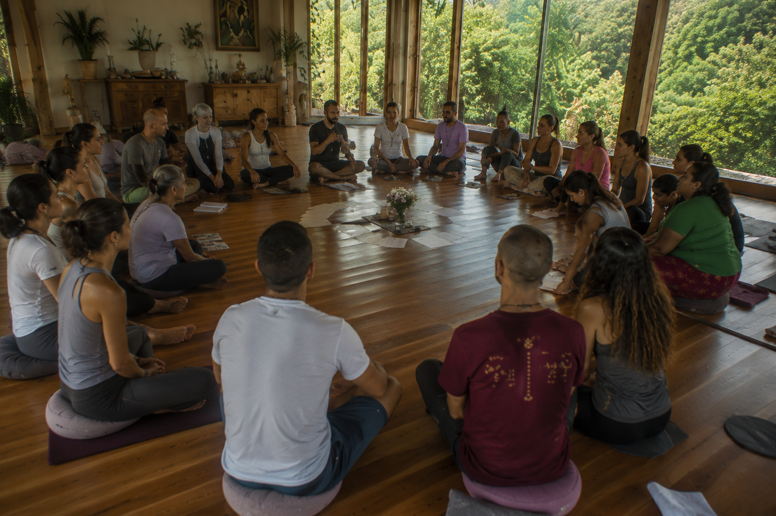 Participantes del retiro holístico de reiki disfrutando experiencias de sanación y bienestar