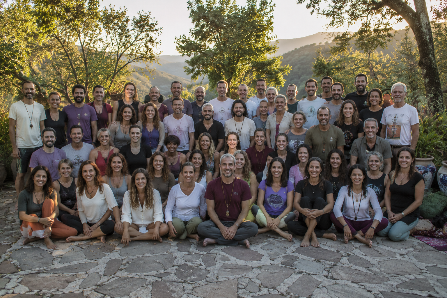 Participantes del retiro holístico de reiki disfrutando experiencias de sanación y bienestar