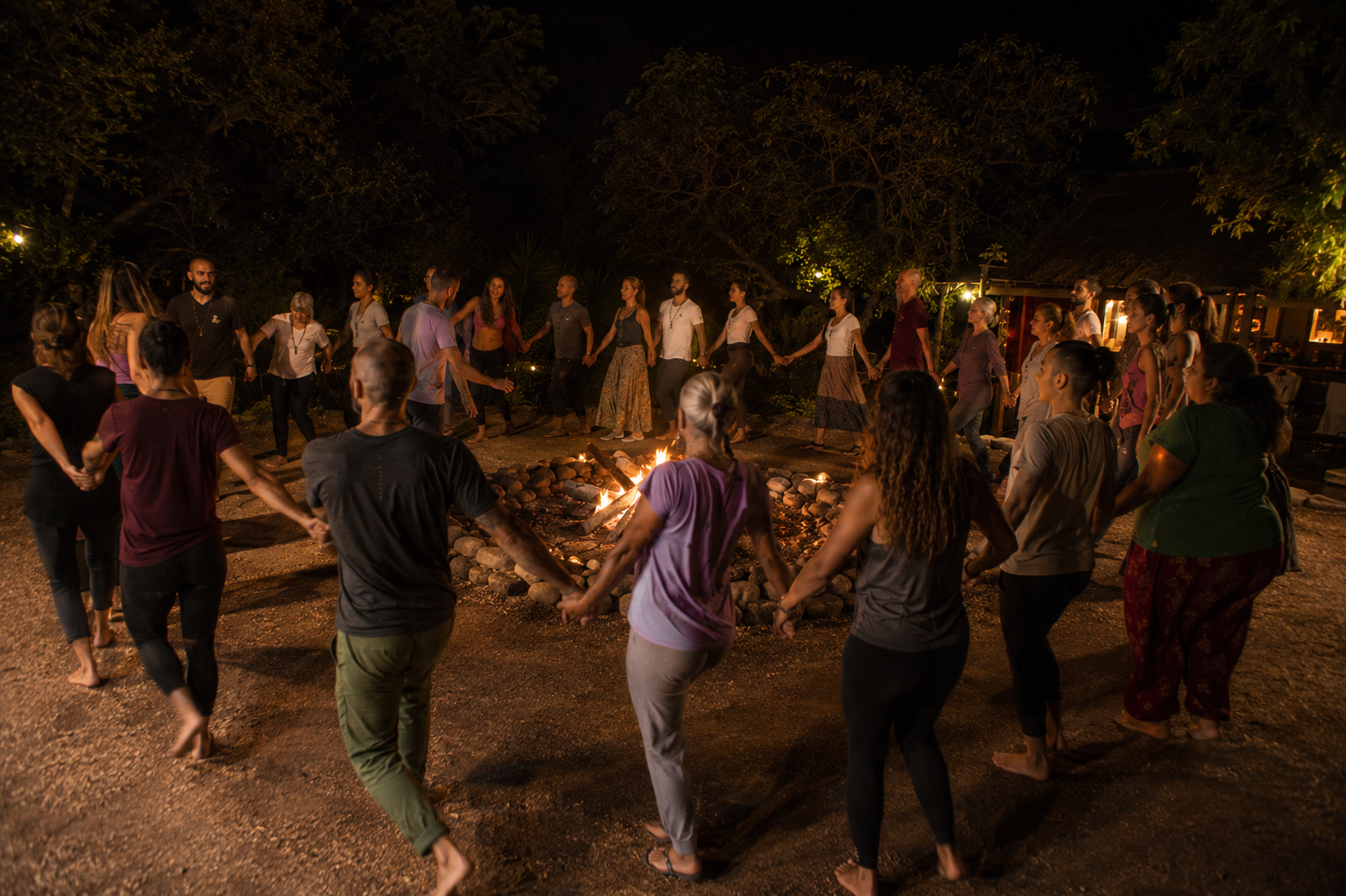 Participantes del retiro holístico de reiki disfrutando experiencias de sanación y bienestar