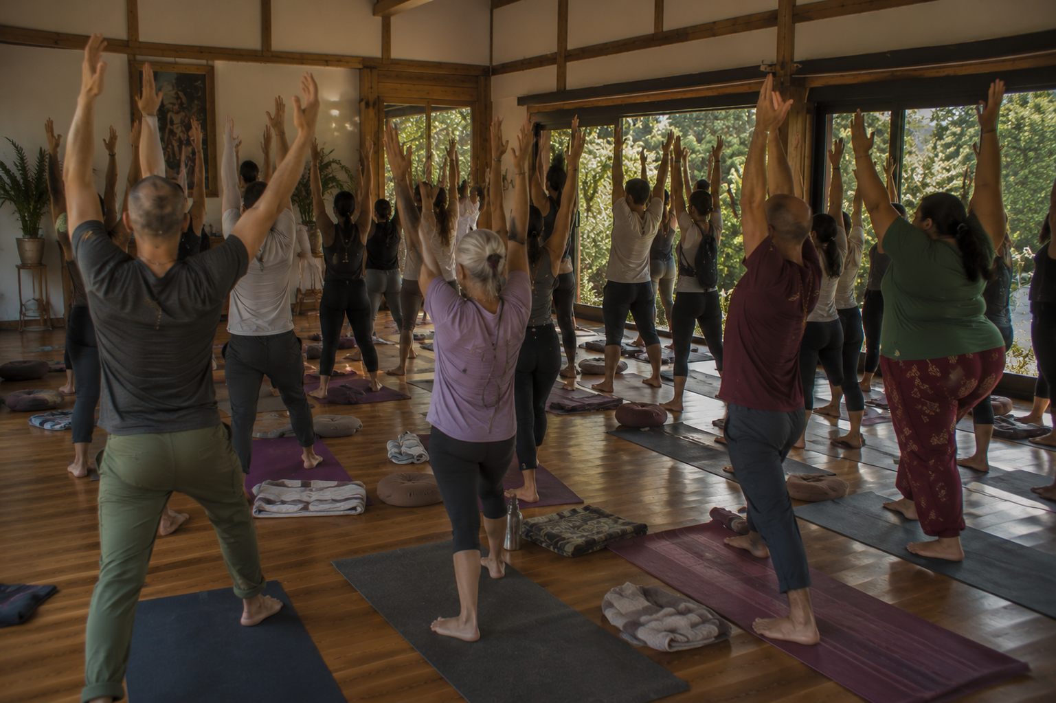 Participantes del retiro holístico de reiki disfrutando experiencias de sanación y bienestar
